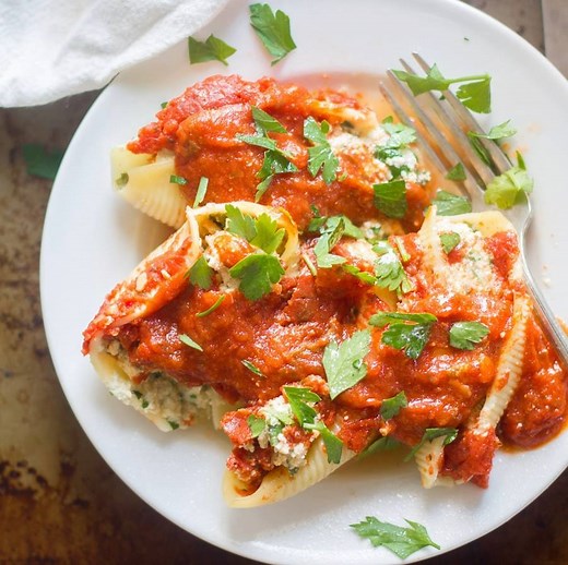 Vegan stuffed shells florentine!! Filled with spinach & creamy homemade dairy-free ricotta, then smothered in a super easy to whip up homemade tomato sauce! Recipe here: https://www.connoisseurusveg.com/vegan-stuffed-shells-florentine/ | Connoisseurus Veg