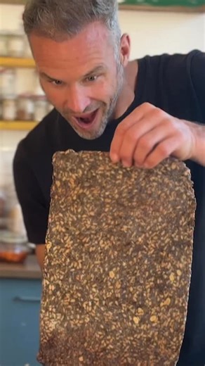 RECIPE BELOW👇 Golden, crispy & just 4 ingredients! These chia & seed crackers are gluten-free, packed with fibre, healthy fats, and perfect for dipping into hummus, pesto, or your favourite spreads. Ingredients • 150g chia seeds • 400ml hot water • ½ tsp sea salt (plus extra for sprinkling) • 280g mixed raw seeds (pumpkin, sunflower, sesame, hemp) • 4 tbsp olive oil or avocado oil Method Mix chia seeds, hot water, and salt until gloopy. Stir in seeds and oil, then spread thinly on an oiled tray