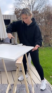 ❤️BESTA Hack❤️ . Anzeige . Ich bin super happy mit unserem TV Board 😍 der Lack hält super 👍 auf den Möbeln und ich finde es toll😊 wenn man Möbeln einen individuellen Touch verleiht. Eine kleine Zusammenfassung: ich habe die Türen geschliffen, dann mit einer Grundierung für schwierige Untergründe behandelt und dann mit dem Lack Ton in Ton mit der Wandfarbe gestrichen. Zum Schluss noch die Kassette mit einer Leinen Taiete tapeziert und fertig ✔️ die Lacke und Farben habe ich von @schoenerwohnen