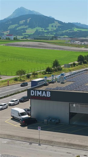 ✨ Retour en images sur nos Portes Ouvertes à l’occasion de l’inauguration de la Carrosserie DIMAB à Bulle ! ✨ Un grand merci à toutes les personnes présentes pour leur énergie et l’intérêt porté à nos nouvelles infrastructures. 🙏 Au programme, une journée riche en découvertes et en fun : 🎨 Live painting par Markus Amacher 🚗 Exposition de véhicules : un magnifique camion dans notre four poids lourds, une Rolls Royce de collection, un camping-car… 🎮 Simulateur VR de peinture et simulateur de c