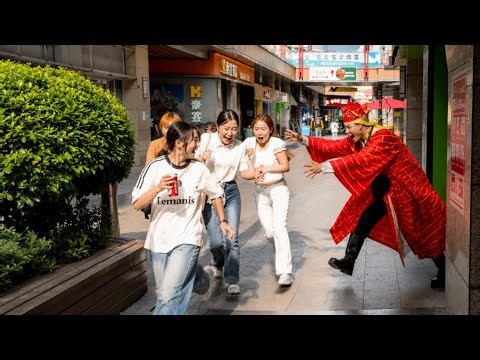 Sydney statue shock: when the cowboy comes to life SCARY RED GHOST PRANK! 😱