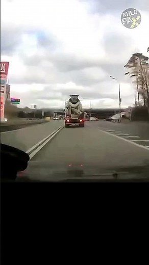 How Deadly Is Tailgating Behind a Heavy Truck? 💥💀🚛
