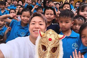 WATCH: Japanese superstar Takeru Segawa teaches schoolchildren the basics of kickboxing