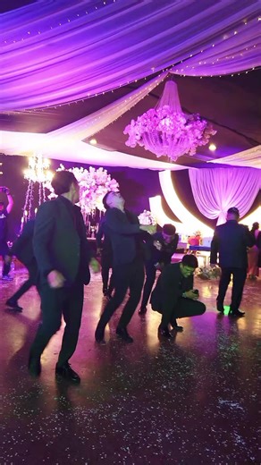 Miren ese gran bailarín!!! Chica vacilona acompañados de un fan 🥹 @Leo Zeballos @Juan Manuel Revollo @Reyson Andres @Williams JML @ @Gary Garcia @👤𝙁𝙚𝙡𝙞𝙥𝙚🐉 @Alex @John bass @rodridrums🥁🔥 @MauriConguer @DR