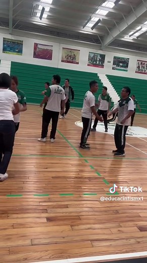 Actividad.- La raspa. Esta canción favorece la coordinación y el ritmo, puede ocuparse como vuelta a la calma o calentamiento general. Los alumnos inician con el pie derecho y realizan pequeños saltos cuando cambian de pierna, para desarrollar la expresión corporal se pueden realizar pequeñas pausas para que los educandos hagan un movimiento libre o exagerado.🕺💃🎼 #educacióninfantil #educacionfisica #baileinfantil #juegosdivertidos #educationtiktok #physicaleducationteacher