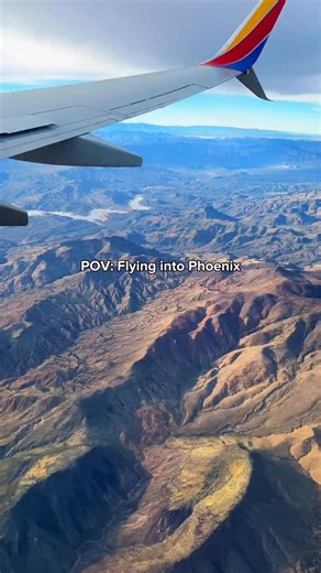 Window or aisle seat?🪟💺🛬 No matter which direction you fly into Phoenix, you’re bound to see one of the many mountain ranges just outside of town that help establish the Valley of the Sun. Although Phoenix may receive minimal annual rainfall, historically the town was set up along the Salt River (Rio Salado) to use the fertile Salt River valley for farming. First by the Hohokam people, then by O’odham and Pima Native Americans The city of Phoenix was incorporated in 1881. After WWII Phoenix s