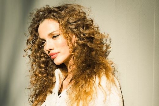 Everything You Need to Know About Irish Curls—AKA Half Straight, Half Curly Hair