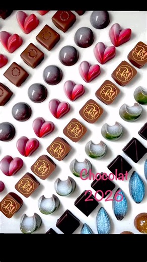 ボンヌ・ヌーベル 射水市 on Instagram: " ⚫︎射水産バラライチフランボワーズ 地元、射水市の食香バラの畑から届く採れたてのバラはとても香り高く、花びらをはずす作業の際は厨房いっぱいに香りが広がります この上品な香りを移したフランボワーズのガナッシュとライチのガナッシュとの2層ショコラ 乾燥させたバラで飾りつけ バラが苦手でも楽しめるようほんのり奥で香る一粒 ⚫︎カフェ・トンカ カフェビーンズさんでチョコレートに合うオススメのコーヒー豆 深煎りコロンビアスペシャルをチョイス これを煮出したブロンドガナッシュと桜の葉に似た香りを放つトンカ豆のガナッシュの2層ショコラ 2つの香りのマリアージュ ⚫︎チャイ アッサム夏摘み紅茶にカルダモン、グローブやペッパー、シナモンなどスパイスを煮出したチャイ ミルキーでスパイシーな一粒 ⚫︎ラムレーズン 甘い香りが特徴のジャマイカ産ダークラムに一晩しっかり漬け込んだレーズンを細かく砕いてダークチョコレートに合わせました ほんのりお酒が香る大人ショコラ #ボンヌヌーベル #チョコレート"