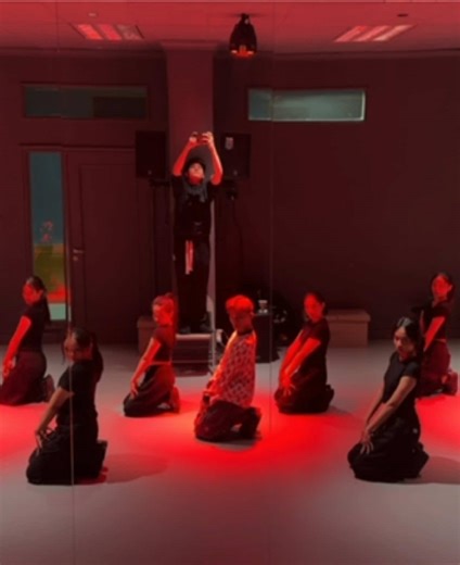 finally turned this banger into a choreo got to dance it with my galz!🌟 CHOREOGRAPHY : @ANANDANIELL SONG : MAKHLUK TUHAN PALING SEXY - @MULANJAMEELA1 DANCERS : @anandaniell @lashakaunang @balqisfrnt @meeeeeisy @zaezyuu @meisnads @aliffalaylaa @angelfondalee @lidyalputri IG USERNAME👆🏻 #anandaniellchoreography #HeavyBuckStylez