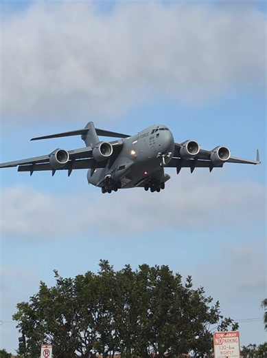 Boeing C-17 Globemaster III de la Fuerza Aérea de los Estados Unidos aterrizando en el Aeropuerto Internacional de Los Ángeles. #boeing #c17globemaster #airport #lax