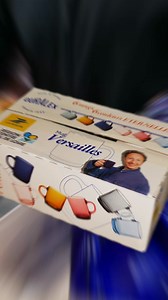 🎄🎁 À Noël, offrez du Duralex : la Région Centre-Val de Loire et La Poste lancent une opération de soutien à l’entreprise, parrainée par Stéphane Bern 🥛💛 📦 Le « pack spécial patrimoine », composé de 6 mugs « Versailles » colorés, est disponible dès maintenant et jusqu’en février 2025 pour 19,90€ dans 151 bureaux de Poste du territoire régional, et via Colissimo dans toute la France 🏤 En savoir plus ↙️ https://rcvl.fr/Duralex-noel | Région Centre-Val de Loire