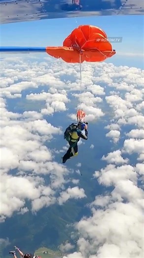 Sky diver's deathly close call caught on camera!