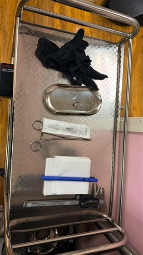 I finally did my little girl’s navel piercing last night 🥹🖤 She turned 14 last week, so you already know I stick firmly to my age restrictions 💯 — same rules apply to family and friends. A navel piercing shouldn’t be done too early as your body needs to be developed enough to hold the piercing properly, and it’s one of the most common piercings to reject. My Heidi is a dancer and super slim, so she does have a few extra obstacles when it comes to healing, but I’ll be keeping a very close eye 