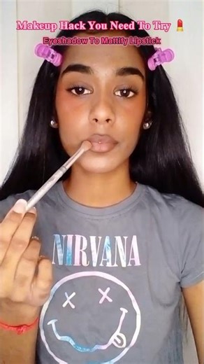 MATTIFY YOUR LIPSTICK USING EYESHADOW 👄 #makeuphacks #shorts