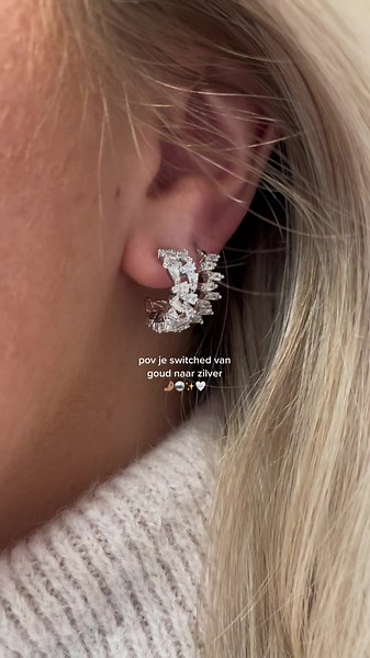 Ineens is zilver echt 🤌🏽✨🤍 Wat draag jij liever? #silverjewelry #goldjewelry #stainlesssteel #linkinbio