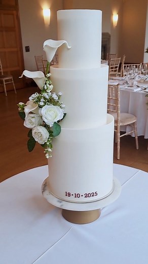 12K views · 108 reactions | MODERN TWIST... This cake oozed traditional elegance with a modern twist. Set up at the stunning @coombelodgeblagdon for K&W's special day in october. Dressed with silk flowers supplied by the couple Sugarpaste @saracinodolci pasta cover #weddingcakeinspo #whitewedding #modernweddingcake #cakedesigner #2026bride | Perfect Cakes Co | Facebook