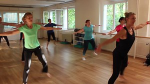 Aerobic Workout, Zumba oder "Fatburner": Der HTW-Hochschulsport bietet diverse Fitness-Kurse an, bei einigen sind noch Plätze frei 🤸‍♂! Mit dabei ist auch ein freies Gerätetraining an Kraftmaschinen, Cardiogeräten und Hanteln 🏋‍♂. Meldet euch noch an unter: http://hochschulsport.htw-berlin.de/ | HTW Berlin