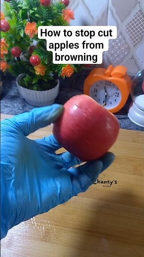 How to stop cut apples from browning. Subscribe for more hacks. #shorts #homehacks #summerofgoals