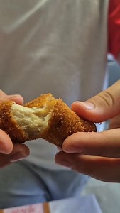 ¿Sobró carne del cocido? 🥩 No la tires: ¡haz las croquetas más cremosas y sabrosas del mundo! 😋 Crujientes por fuera, melosas por dentro… y con todo el sabor del cocido de casa ❤️ 💡 Tip: deja reposar la masa hasta el dia siguiente(en la nevera) para que coja cuerpo antes de formar las croquetas 👇 Guarda esta receta para aprovechar el cocido del domingo y cuéntame en comentarios si eres #TeamCroquetasDeCocido 👇 --- 🧾 Ingredientes: 500 g de carne de cocido desmenuzada 250 g de mantequilla 24