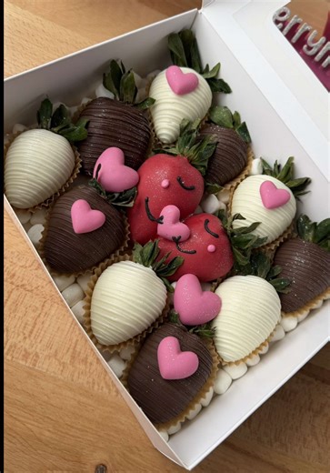 Make a $140 order with me 🥹💘 | 2 dozen custom strawberries #chocolaheganache #customstrawberries #anniversarystrawberries #treatmaker #creatorsearchinsights