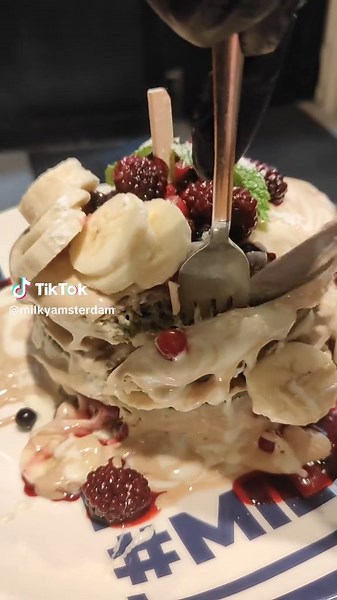 matcha american pancake | white chocolate | ala kinder bueno | berry fruits | banana 📍 Barndesteeg 13, 1012BV Amsterdam #crepes #pancakes #amsterdam #breakfast #lunch