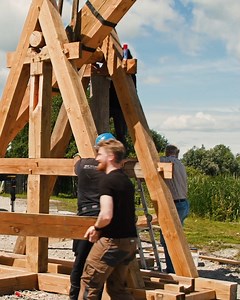 Even een trowback! Studenten van ROC Friese Poort maakten deze zomer een gigantische middeleeuwse katapult voor ons. Voordat we hem naar het museum brachten is het gevaarte natuurlijk eerst even getest. Meer weten over blijdes en hun rol in de Vetes van Tota Frisia? Kijk op www.friesmuseum.nl/blijde Nu te zien in Vrijheid, Vetes, Vagevuur! | Fries Museum