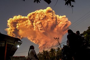 Flights to Bali resume after disruption by volcano eruption