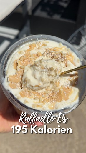 Aline Vogel| einfache Rezepte zum Abnehmen on Instagram: "Anzeige| Ein ganzer Becher Eis für nur 195 Kalorien mit 25g Gramm Protein!! 🤯 🍨 Perfekt für deine Diät! Die vollständigen Nährwerte findest du am Ende des Videos! 👀 Zutaten: 300ml Mandelmilch ungesüßt 20g More Protein Sahne* 3 Scoops Chunky Flavour White Almond Coconut* 15g Proteinpudding* optional: Kokosrapseln Mandeln Nutbutter White Almond Coconut Foodist* *von @morenutrition.de Anzeige| Mit dem Code „Aline“ bekommst du immer maxima