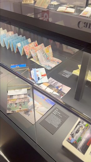 So you found it hard to pay attention in school but art was the exception, right? That makes all of us then... 🙃 Well now it’s time to focus... it’s for a creative cause. Have we got your attention now? 👀 What you notice in the world – your unique perception, your interpretation – is your artistic essence. So keep noticing, keep expressing. Your art will thank you for it. Tell us, what’s inspiring you today? 📹 taken at the Saatchi Gallery in London 🖼️ #thisisartify #abstractart #art #paintin