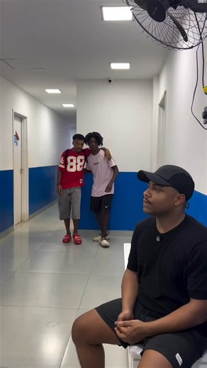 Sintonia Netflix on Instagram: "Algo de errado não está certo, família 😂 #sintonia"