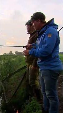 Daniel catches a beautiful carp in the polder!