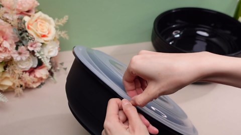 10 Pack 162 oz Large Plastic Serving Bowls with Lids Round Extra Large Disposable Salad Bowls Containers Chip Candy Dish for Salads and Snacks Party Picnic Buffet Eating (Black)