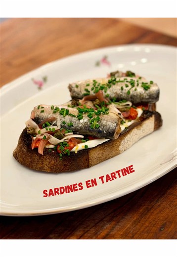 Tartine de sardines qui sent l’été 😎 Tu n’as jamais mangé des sardines en boîte comme ça.. à partager à l’apéro ou en plat avec une salade c’est super 😋 Pour 2 tartines 🥖 - 1 boîte de sardines à l’huile d’olive - 4 CS de fromage frais type St Moret (que tu vas mélanger avec un trait de jus de citron) - poivre - zestes de citron - 1 bouquet de ciboulette - 2 poivrons rouges - 1/2 oignon rouge - 2 gousses d’ail - 1 CS de concentré de tomates - 1 CàC de paprika fumé - câpres (que tu vas faire fr