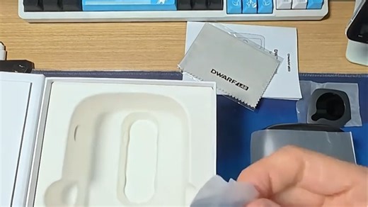 DWARF mini便携自动寻星望远镜，轻松对准天体，高清观测体验升级。户外露营、城市夜空探索都方便，一键定位让观星更简单，新手也能快速上手。