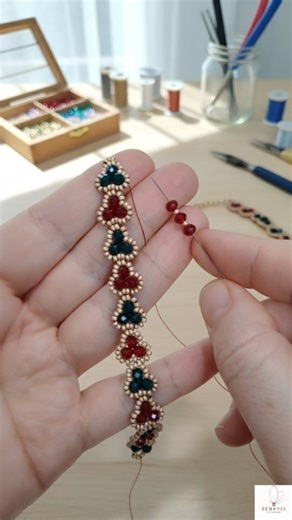 ŞENAY AKSESUAR ☆ Kahramanmaraş | Selam! Yeni video Şenay Tasarım YouTube kanalımda yayında. ✨ ​Kristal boncuklarla hazırladığım, ister kolye ister bileklik olarak... | Instagram