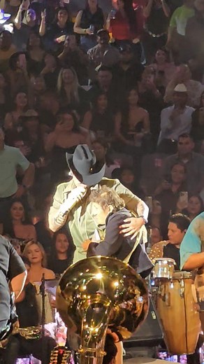 Yessi fue la envidia de muchas al bailar con Eduin Cazz de Grupo Firme la noche del viernes en el Palenque de Colima. | Noticias Colimapm