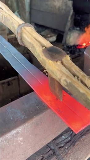 blacksmith technique for cutting iron manually using an iron chisel #blacksmith #skill #traditional