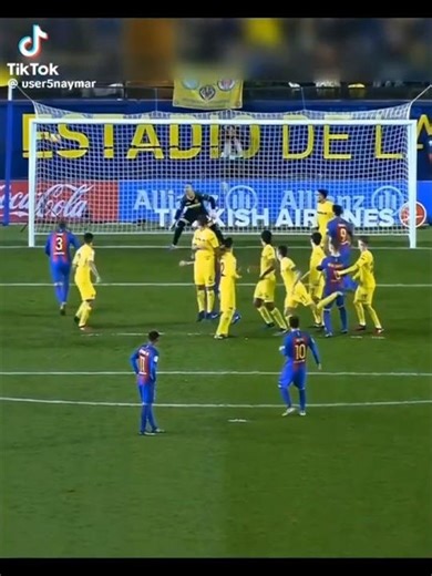 Lionel Messi's Insane Dribbling and Best Goals! ⚽🔥