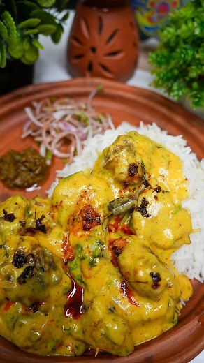 Arunima Saha on Instagram: "Punjabi Kadhi Chawal ASMR - Curd 100 gm - Gram Flour (Besan) 2 Tsp - Salt 1 Tsp - Turmeric Powder 1/2 Tsp - Water 1 Cup - Mix Them Well - Heat A Pan With 2 Tsp Oil - Add Dry Spices(Red Chilli, Pinch Of Cumin, Corriander & Fenugreek - Curry Leaves, Green Chilli, Asafoetida & Grated Ginger - Pour Curd Mixture - Mix Them Well & Cover The Lid - Cook For 5 -10 Minutes On Low Flame - Let's Prepare Pakoda - Make A Mixture Of Chopped Onion, Chilli, Curry & Corriander Leaves, 