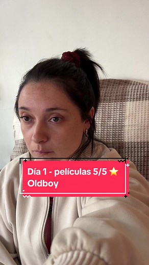 DÍA 1 - Old Boy (2003) - Corea del Sur Parece que día 1 y último con esta película 😅😅 pero vamos a seguir en la búsqueda de más películas 5/5 porque no es fácil encontrarlas 🤯🤯🤯 No puedo creer que tuvieron que pasar más de 20 años y cientos de películas para venir a encontrarme con la joyita que es Old Boy. Voy a partir con lo más obvio: NO ES PARA TODOS. La historia te desnuda de moralidad, pone a prueba tu tolerancia a lo incómodo y te llena de escenas viscerales. Pensándolo mejor, quizás
