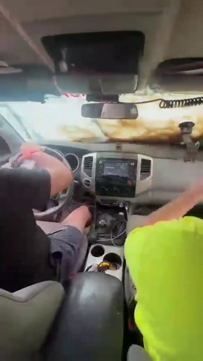 Piloto y copiloto Trabajando en equipo 💪🏻👊🏻 By @demencia4x4 #Actitud4x4Offroad 🔖 —— #Actitud4x4Vzla #LandCruiser70 #s70 #4500efi #LandCruiser #fj70 #fj70venezuela #Offroad #offroad4x4 #4x4offroad #Offroadvzla #offroading #Mundo4x4 #maturin #Rusticos4x4 #Rusticos4x4vzla #Rusticos4wd #4runner #Venezuela4x4 #4x4venezuela #vzla4x4 #Monagas #LandCruiser79 #venezuelaoffroad4wd | Actitud4x4offroad