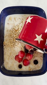 Baked Berry Breakfast Oats 1 banana 100g oats 200ml milk 1 tsp vanilla extract 130g frozen berries Bake at 180c for 35 minutes | My Fussy Eater