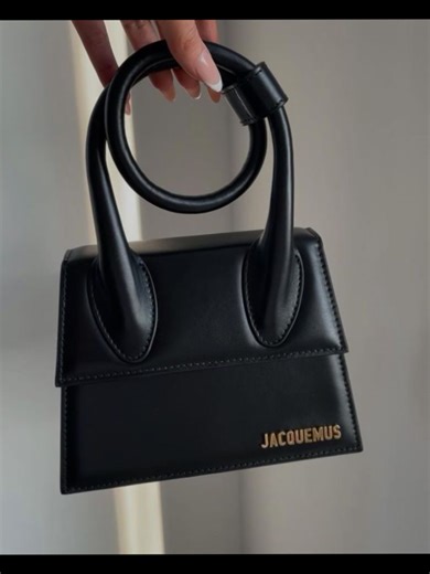 Tiny but iconic — fashion’s favorite mini bag 👜✨ The Jacquemus Le Chiquito is a statement‑making piece known for its ultra‑mini size and bold design — perfect for elevating any outfit with that high‑fashion edge 😎🔥 ✨ Key vibes: • Mini‑but‑mighty silhouette • Sleek, structured shape • Effortlessly chic and fashion‑forward Perfect for fashion lovers and trendsetters 💫 DM for link to shop or check my bio ✨ #bag #viral #luxury #dh8finds #affordablefinds