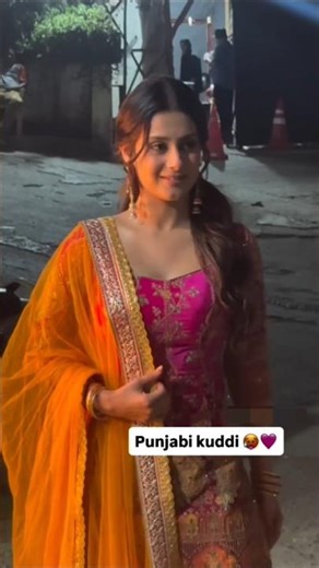 Isha malviya looking beautiful during laughter chef set#viralshorts