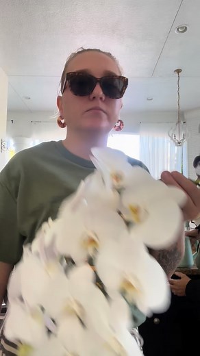 22 reactions · 14 comments | Flower purses are so in and I’m SO ABOUT IT! Freelancing for @nandinagrove a couple weekends ago in fort myers at @lacasatoscana  #fyp #florist #freelance #fypシ #fypage #flowerpurse #wedding #bride #bouquet #bridal #bridalbouquet #trend #butter | Anastasiya's Blooms | Facebook