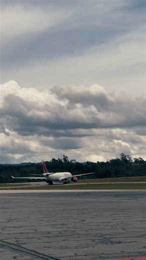 1.6K views · 60 reactions | ¡Así se vivió la @faircolombiaoficial 2025! ✈️ En nuestro stand, los asistentes participaron para ganar premios increíbles. Mientras los cielos de Rionegro se llenaron de potencia y acrobacias inolvidables. Gracias a todos los que nos visitaron. Cuéntanos, ¿qué fue lo que más te gustó?  | Avianca | Facebook