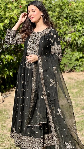 Absolutely loved wearing this Black ensemble from @shaposh_official It has my heart🖤 @pr_by_zainab #reels #reelsinstagram #reelitfeelit #foryou #fyp #tutorial #makeup #exploremore #explore #explorepage | Sha Posh