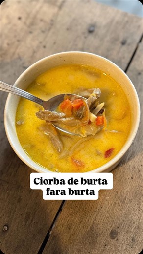 Ciorba de burta falsa cu ciuperci pleurotus (de post). Aceasta reteta de ciorba de burta falsa este una din preferatele mele. In aceasta varianta, burta de vita este inlocuita cu ciuperci pleurotus care au o textura similara si un gust care se potriveste foarte bine cu legumele si condimentele folosite in ciorba. In plus, este mult mai sanatoasa decat varianta originala, este mai gustoasa si se prepara mult mai repede. Ingrediente ciorba de burta falsa: 500 grame ciuperci pleurotus; 2 cepe; 1/2 