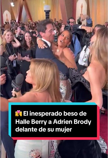 Adrien Brody y Halle Berry han recreado el famoso beso que el de Nueva York le 'robó' a su compañera tras recoger su primer Oscar por 'El pianista' en el año 2003. Así, 22 años después de su polémico gesto, ambos han vuelto a repetir al escena. Estaban encantados de verse de nuevo, con 'piquito' incluido. #adrienbrody #halleberry #elpianista #oscars #oscars2025 #academyawards #ampas #adrienbrody #thebrutalist