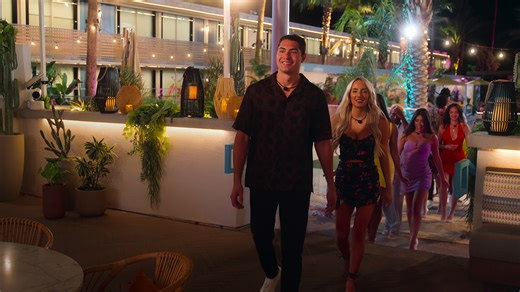 These six singles just checked into a motel looking for true love...only to be reunited with their longtime booty call 👀 Sneaky Links: Dating After Dark premieres 21 May only on Netflix. | Netflix